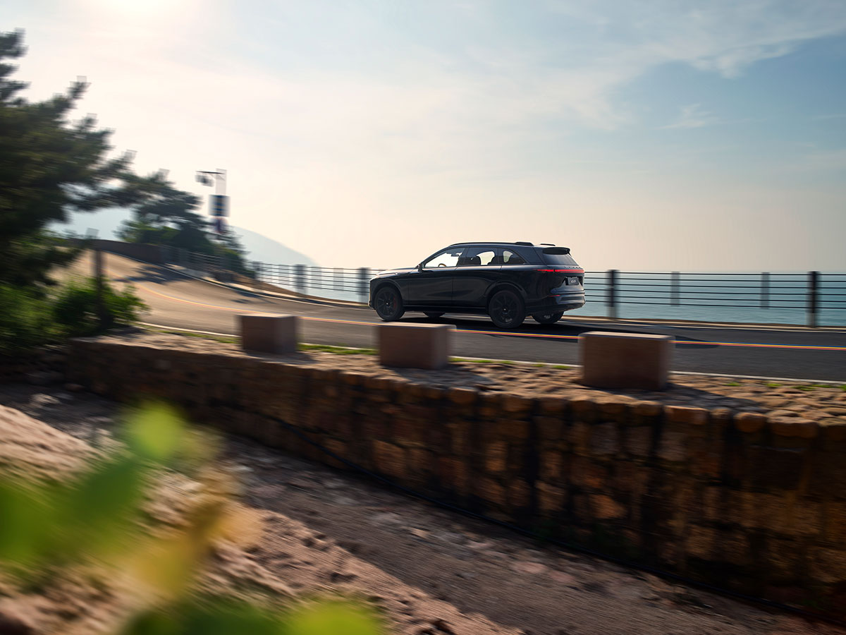 Xpeng G9 2025 recorriendo una carretera costera al atardecer.