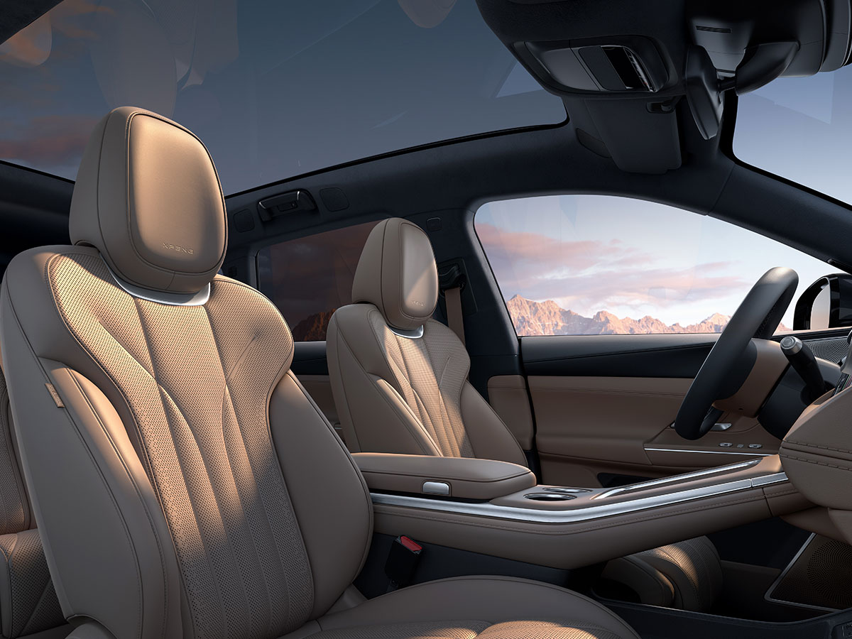 Interior del Xpeng G9 2025 con asientos de cuero Nappa y techo panorámico.