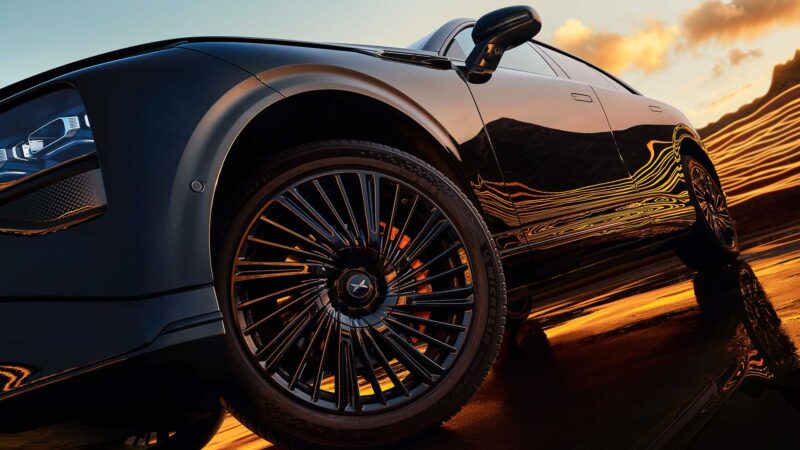 Vista lateral del Xpeng G9 2025 en color negro sobre una carretera de montaña.