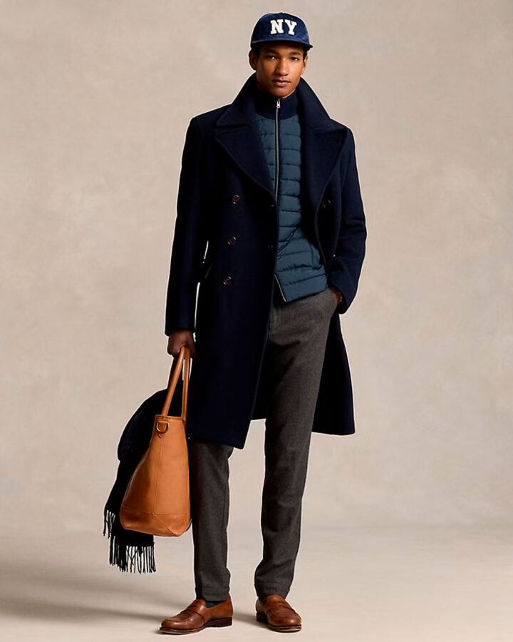 Modelo de unos 30 años, piel oscura, muy elegante vistiendo un abrigo largo de lana azul marino de Ralph Lauren