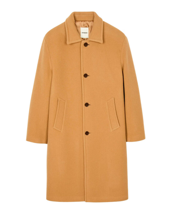 Sileuta de un abrigo largo color camel claro para hombre de la marca Sandro