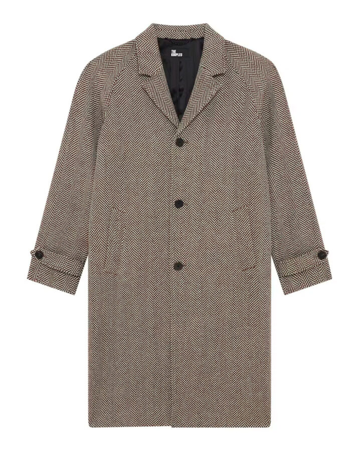 Silueta de un abrigo largo de espiga marrón para hombre de la marca The Kooples