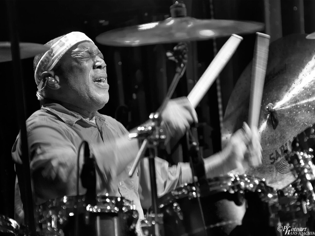 Imagen en blanco y negro de un hombre afroamericano tocando la batería en el festival de JazzMadrid 2025