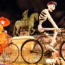 Fotografía de la Plaza Mayor de Madrid adornada de Halloween con figuras enormes de esqueletos montando en bicicleta.