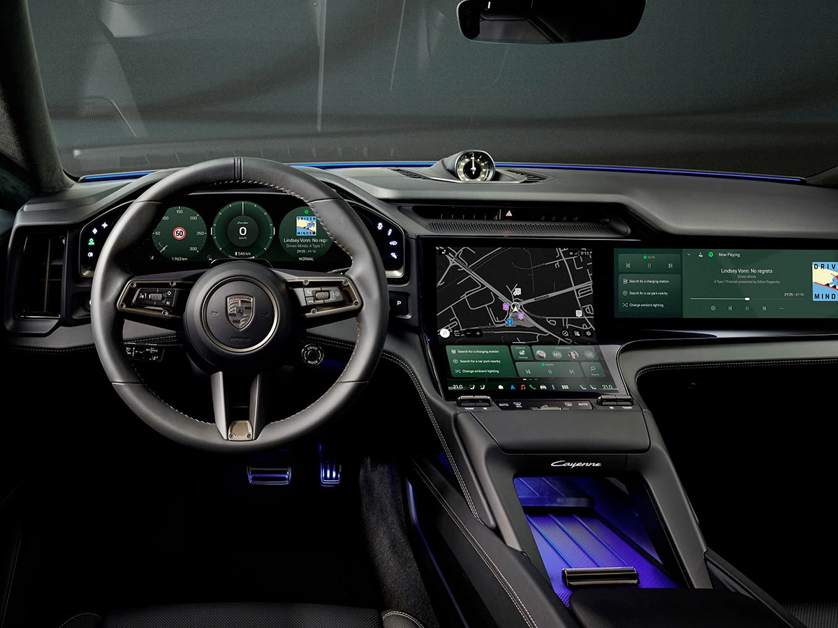 Interior del Porsche Cayenne Electric 2025 con pantalla curva OLED y nuevo diseño digital para el puesto de conducción