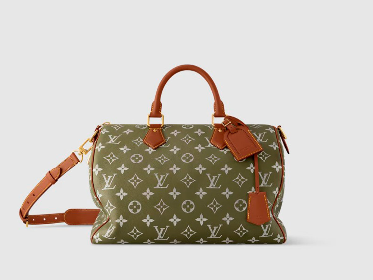 Bolso Keepall Bandoulière 45 de Louis Vuitton en lona Monogram verde con detalles en piel natural.