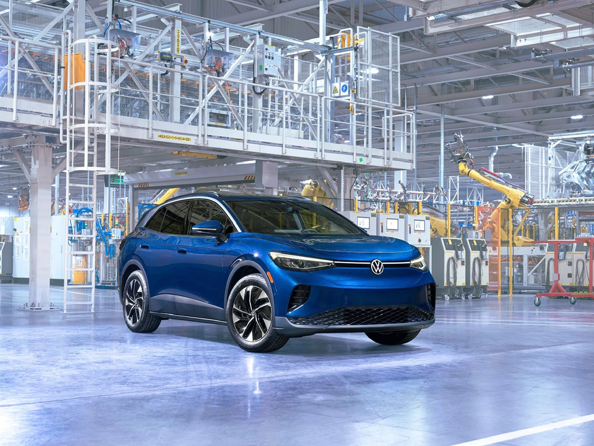Coche Volkswagen azul dentro de su fábrica