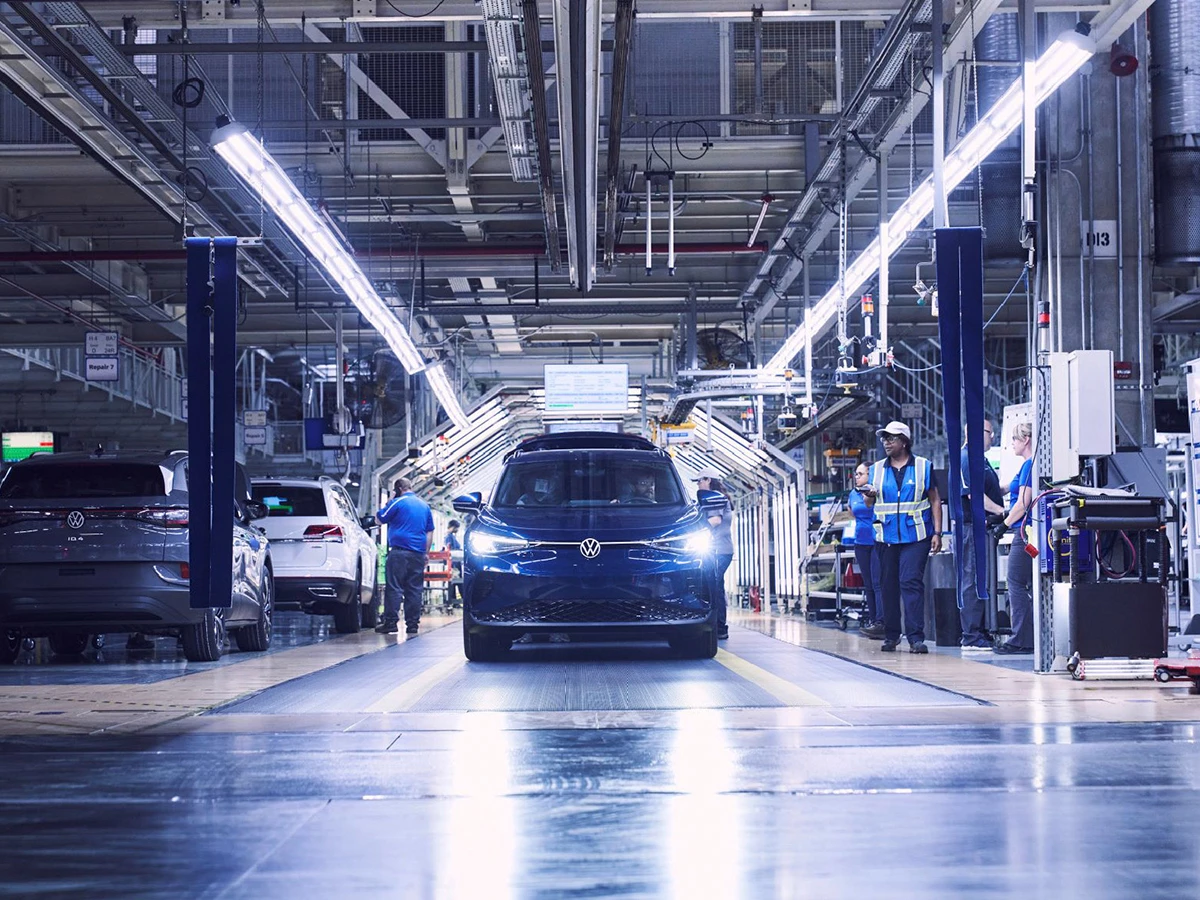 Coche Volkswagen azul dentro de su fábrica
