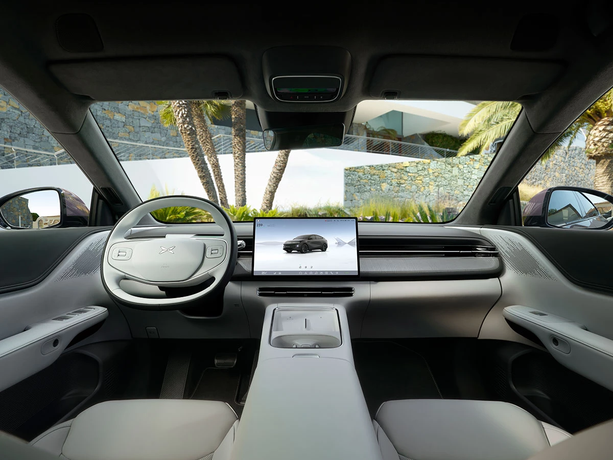 Interior del XPENG G6 con volante multifunción y pantalla central Ultra HD de 15,6 pulgadas.