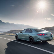Los 5 coches más seguros de 2025 (según las pruebas más duras de Europa) Mercedes-Benz Clase E circulando en mitad de una carretera como imagen destacada para un artículo con una lista con los 5 coches más seguros del 2025