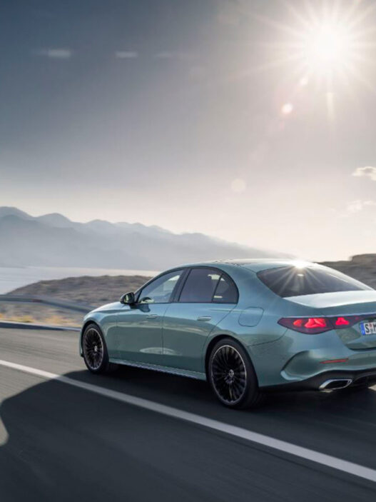 Mercedes-Benz Clase E circulando en mitad de una carretera como imagen destacada para un artículo con una lista con los 5 coches más seguros del 2025