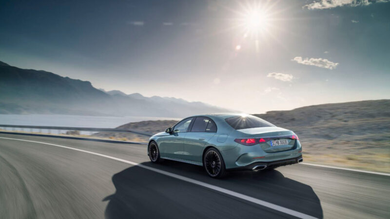 Mercedes-Benz Clase E circulando en mitad de una carretera como imagen destacada para un artículo con una lista con los 5 coches más seguros del 2025