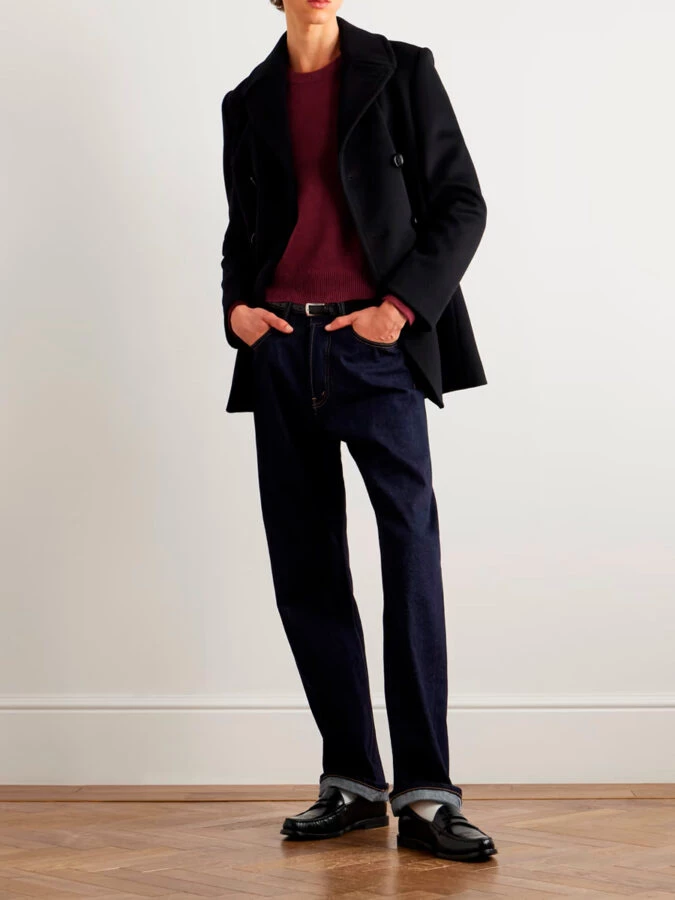 Look de hombre con jersey granate, abrigo negro corto, vaquero oscuro y mocasines negros clásicos