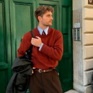 3 outfits para combinar tu jersey granate (sin parecer que lo has pensado demasiado) cómo combinar el jersey granate burdeos de hombre