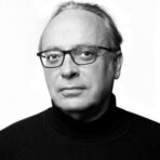 Retrato del periodista Alfredo Urdaci en blanco y negro