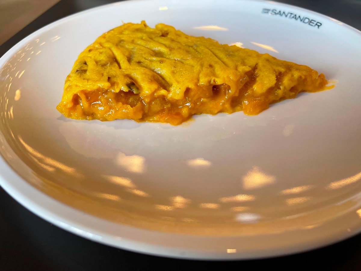 Plato de tortilla de la cafatería madrileña "Café Santander"