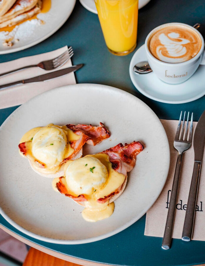 Desayuno de huevos benedictinos del café Federal