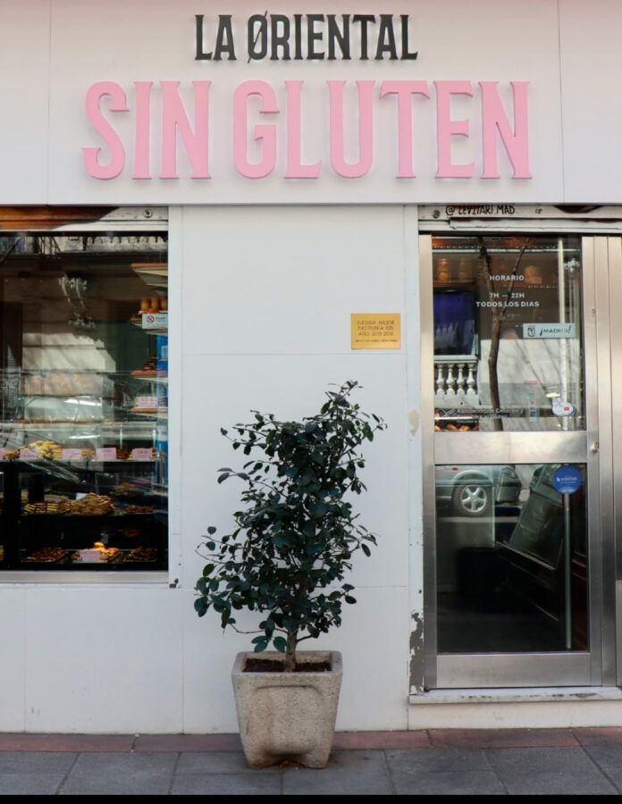 Escaparate del obrador La Oriental, en Madrid, un local especial con productos sin gluten para celíacos