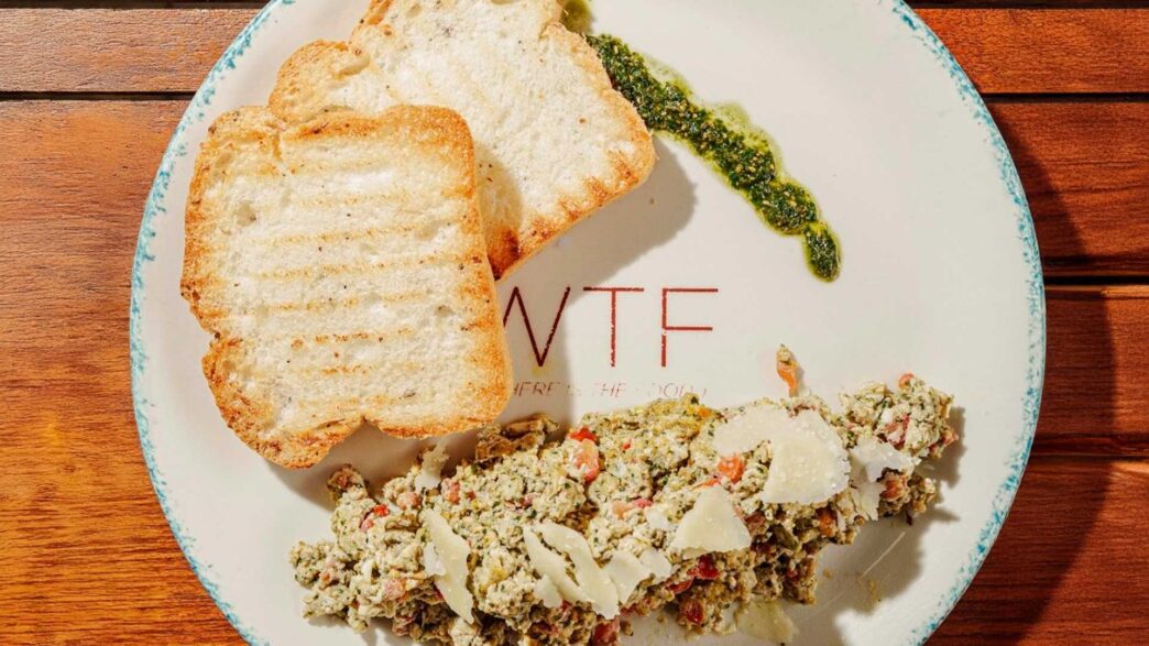 Plato de desayuno especial para celíacos, con dos tostadas de pan sin gluten y huevos revueltos del restaurante Celicioso de Madrid