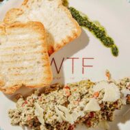 Encontrar un buen desayuno sin gluten en Madrid parecía misión imposible… hasta que descubrí estos lugares Plato de desayuno especial para celíacos, con dos tostadas de pan sin gluten y huevos revueltos del restaurante Celicioso de Madrid