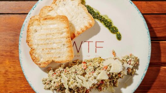 Plato de desayuno especial para celíacos, con dos tostadas de pan sin gluten y huevos revueltos del restaurante Celicioso de Madrid