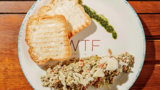 Plato de desayuno especial para celíacos, con dos tostadas de pan sin gluten y huevos revueltos del restaurante Celicioso de Madrid