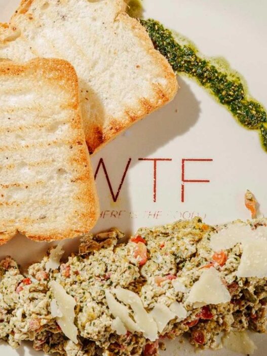 Plato de desayuno especial para celíacos, con dos tostadas de pan sin gluten y huevos revueltos del restaurante Celicioso de Madrid