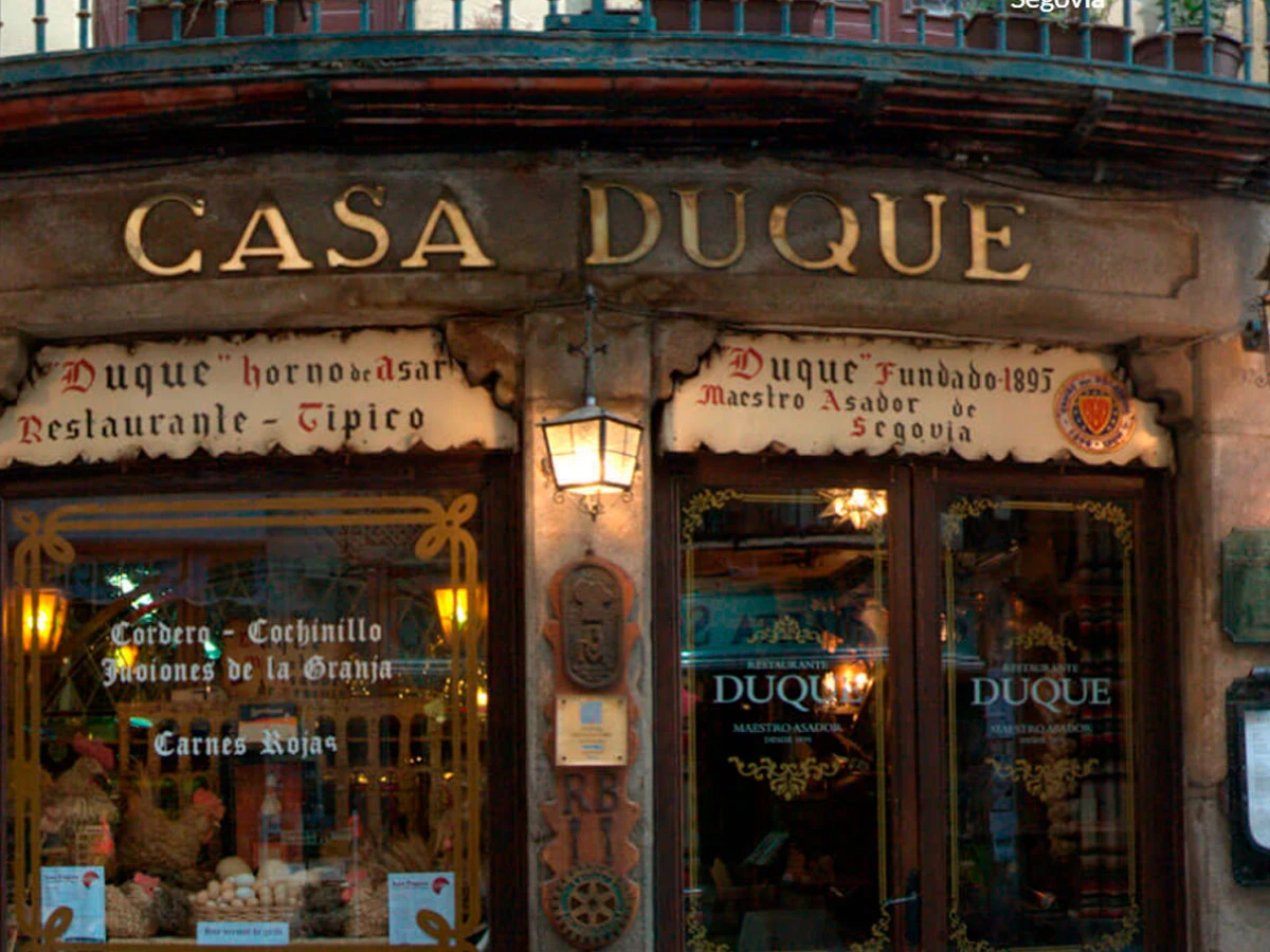Fachada del restaurante Casa Duque, fundado en 1895, en el centro de Segovia.