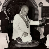 Los 4 restaurantes en los que sirven el mejor cochinillo de Segovia Cándido partiendo el cochinillo con un plato en el Mesón de Cándido, Segovia.