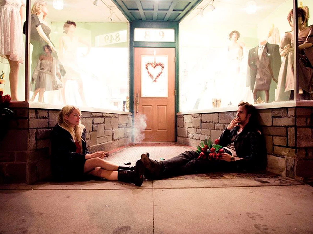 Escena de la película Blue Valentine (2010)
en la que aparecen sus dos protagonistas sentados en el suelo, uno frente al otro, en un escaparate en plena calle. Esta imagen sirve para ilustrar un artículo sobre si debemos o no  seguir en contacto con un ex.