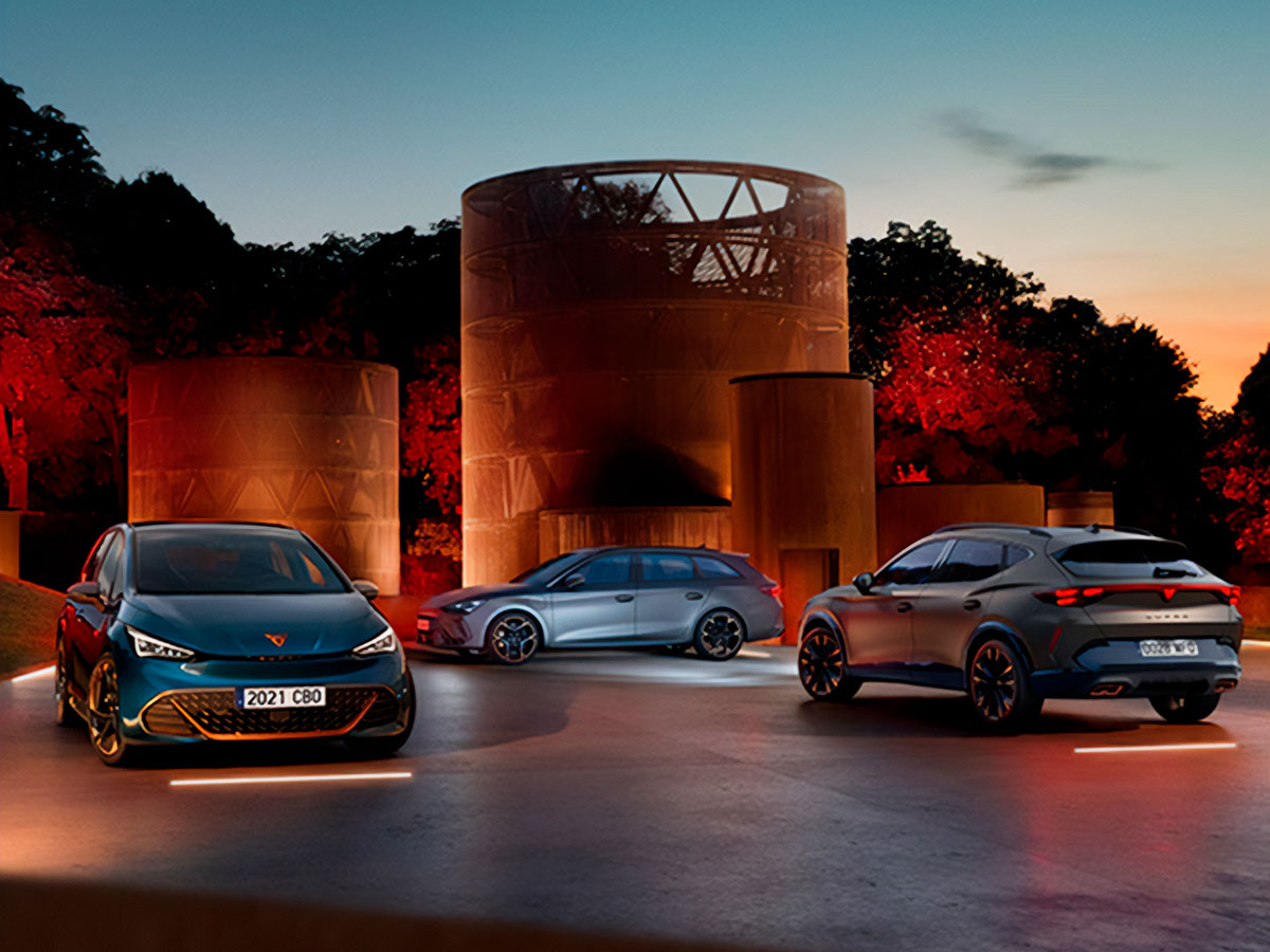 CUPRA Born, León y Formentor en un entorno urbano con iluminación nocturna.