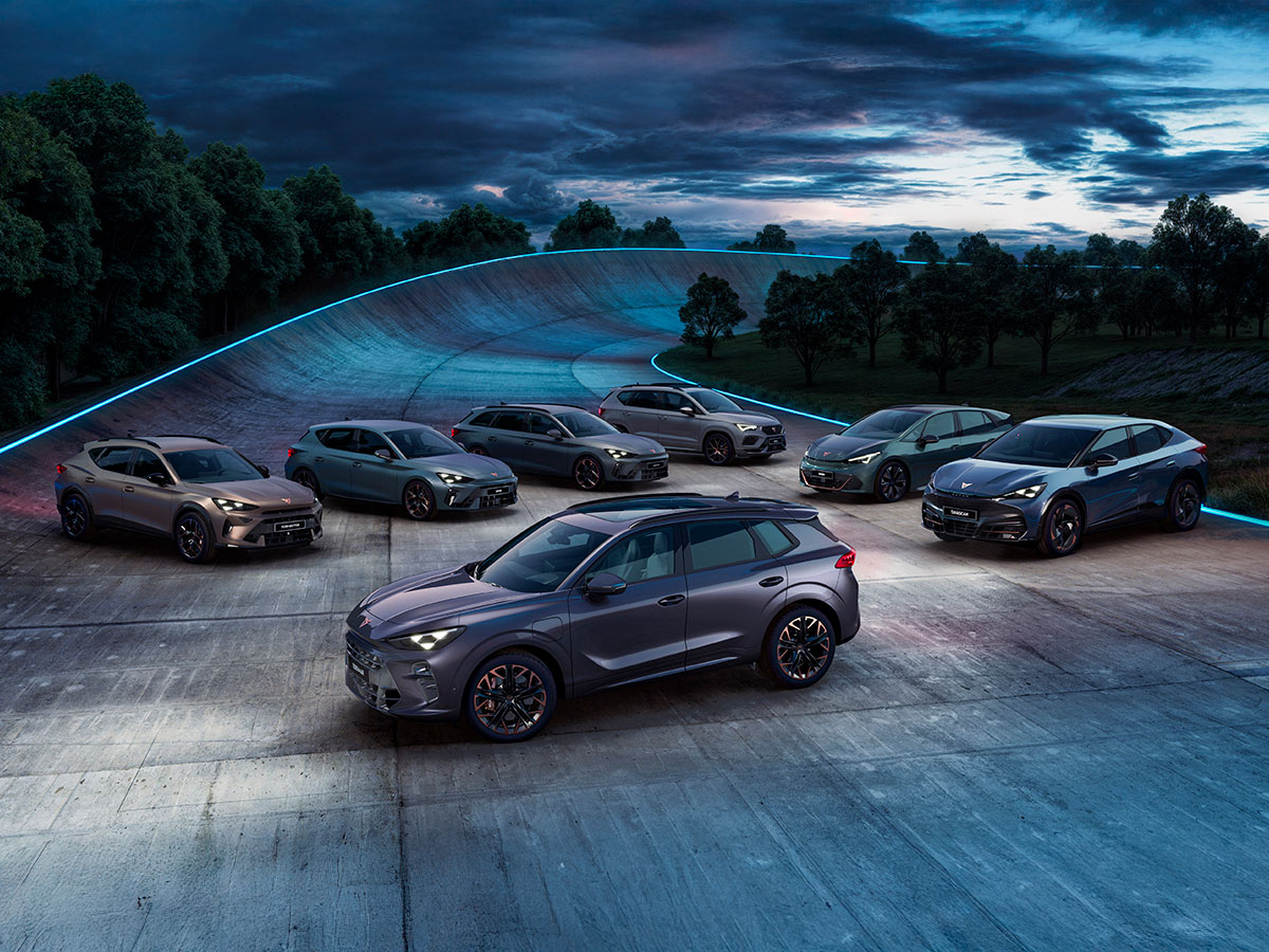 Los siete modelos actuales de CUPRA alineados sobre una pista con iluminación azul.