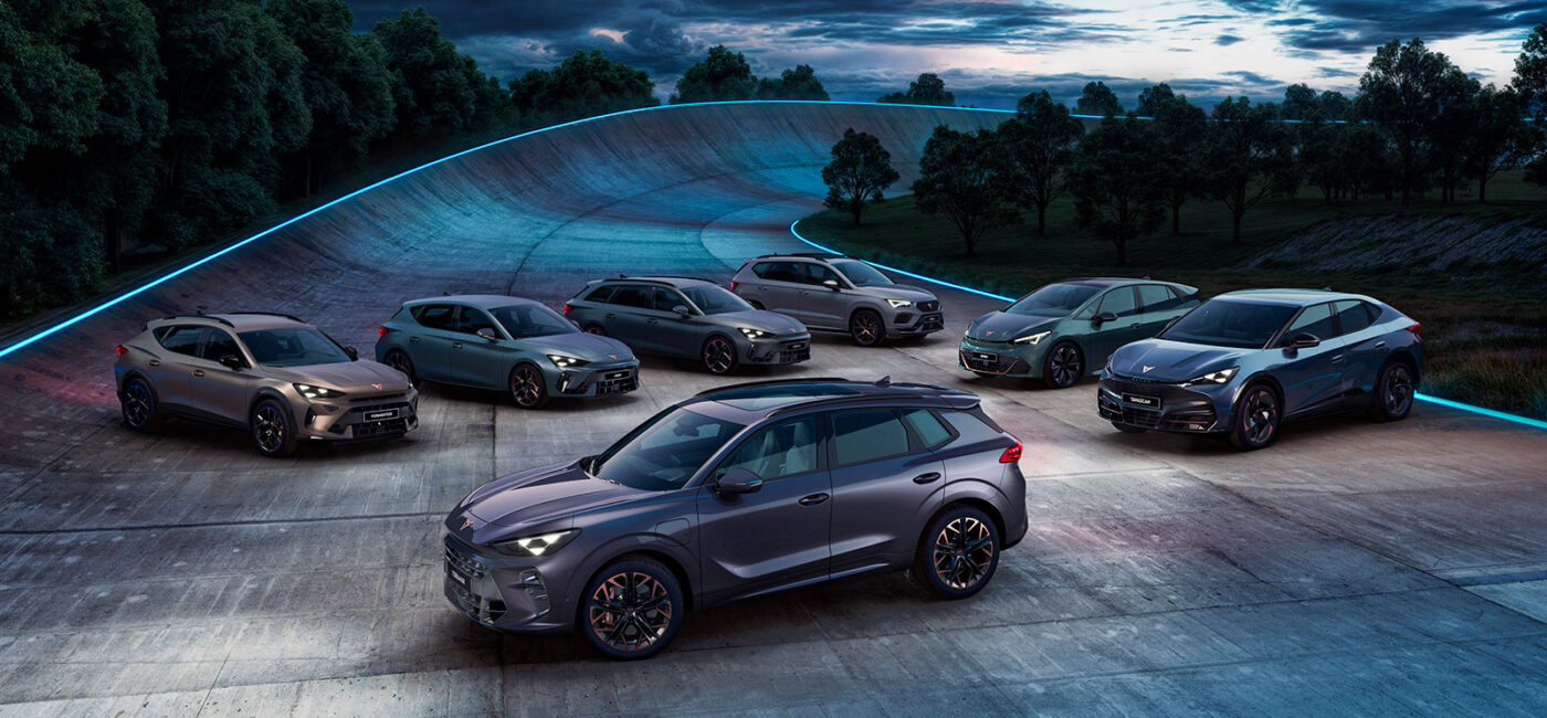 Gama completa de coches CUPRA en una pista de pruebas al anochecer.
