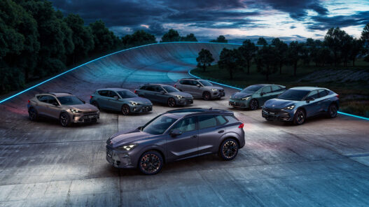 Gama completa de coches CUPRA en una pista de pruebas al anochecer.