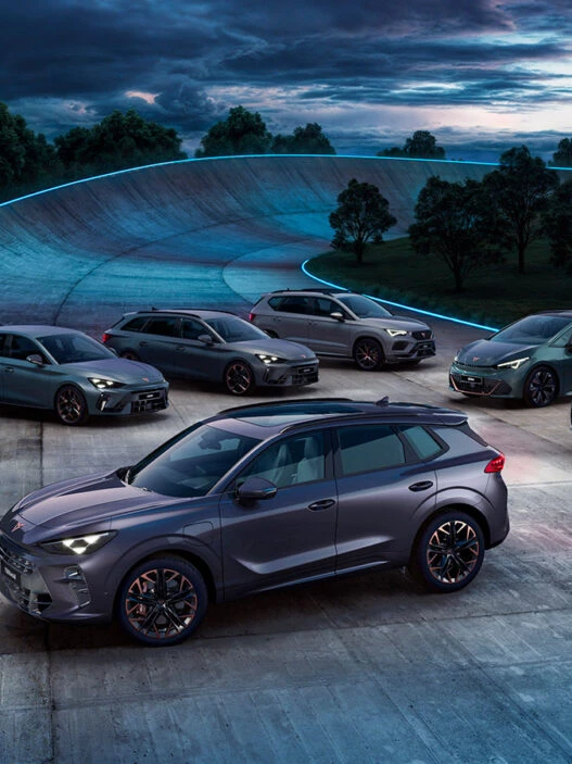 Gama completa de coches CUPRA en una pista de pruebas al anochecer.