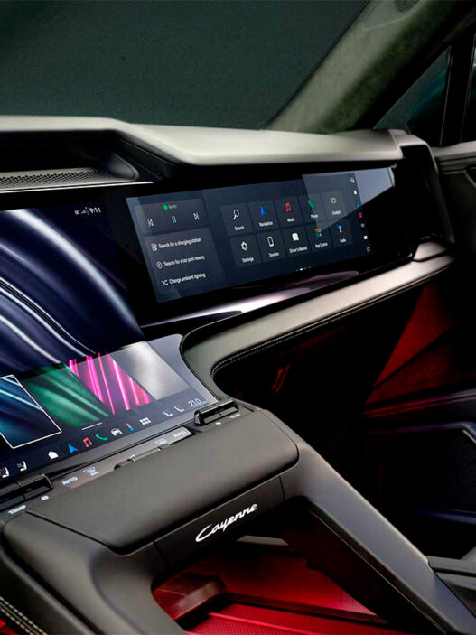 Pantallas interactivas y consola central del Porsche Cayenne Electric con ambientación personalizada y materiales premium