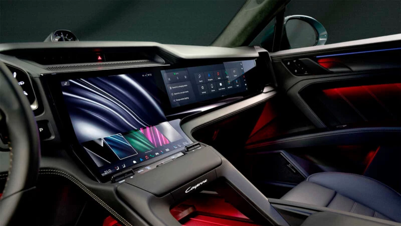 Pantallas interactivas y consola central del Porsche Cayenne Electric con ambientación personalizada y materiales premium