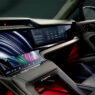 Pantallas interactivas y consola central del Porsche Cayenne Electric con ambientación personalizada y materiales premium