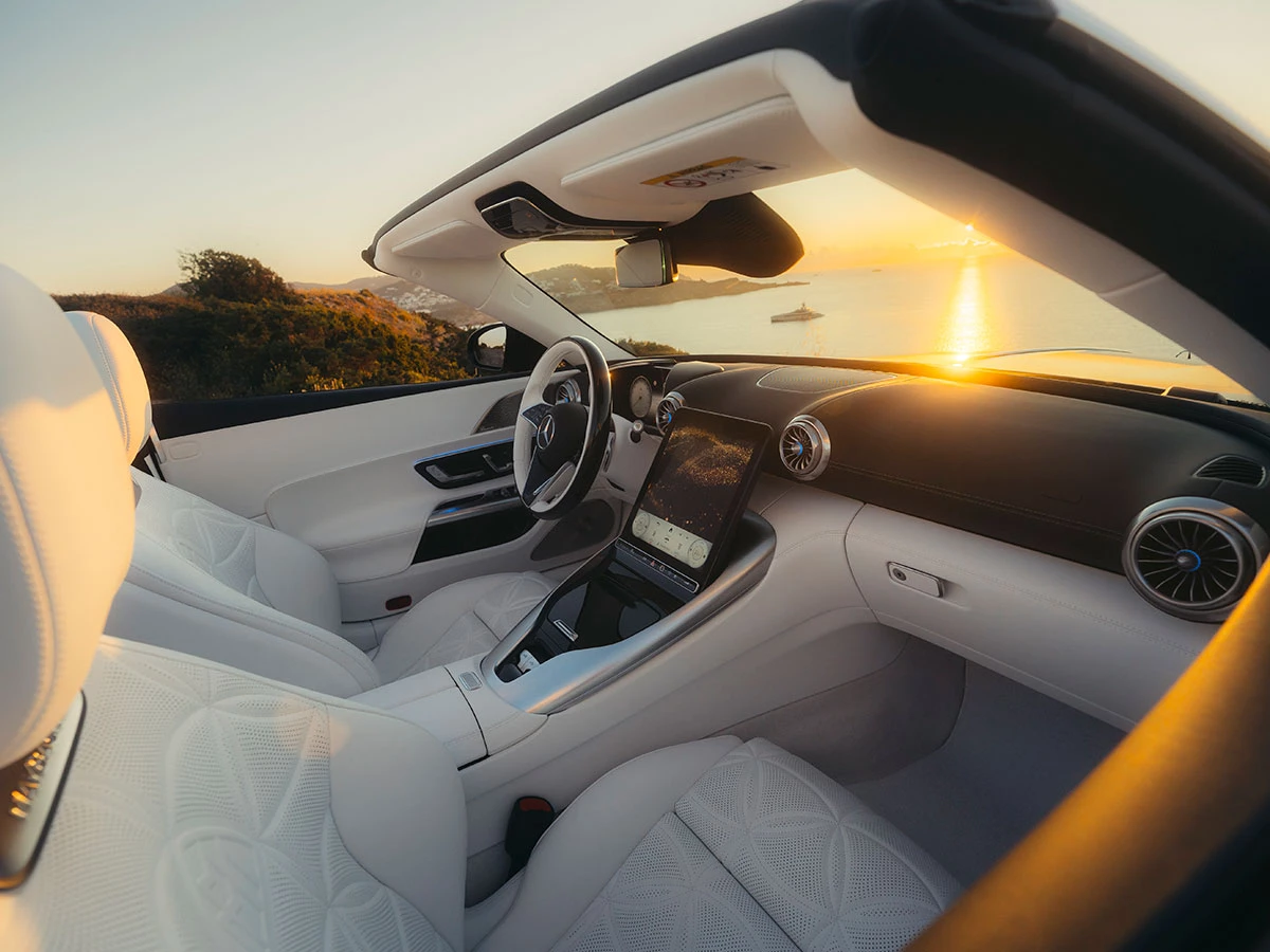 Interior del Mercedes-Maybach SL 680 en napa blanca fina y costuras con un patrón específico de Maybach.