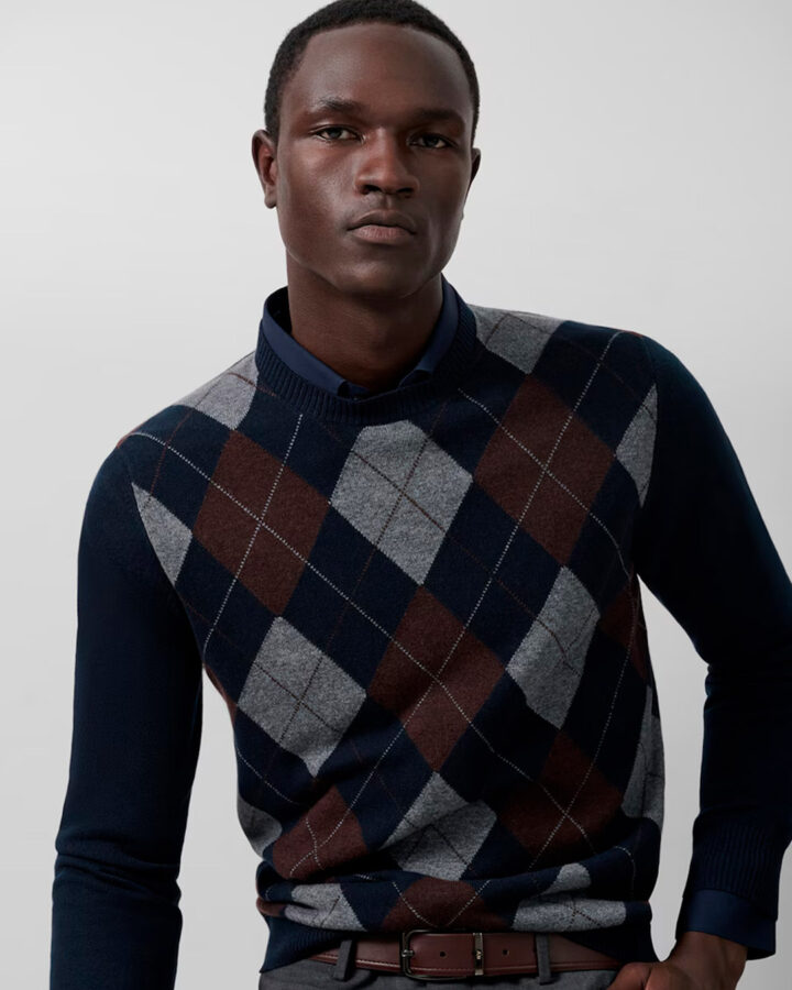 El jersey de Roberto Verino mezcla lana y cashmere en un diseño de rombos perfecto para looks de oficina o fines de semana elegantes.