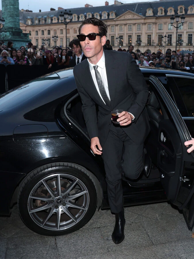 El modelo Jon Kortajarena llegando al desfile de Tom Ford, octubre de 2025