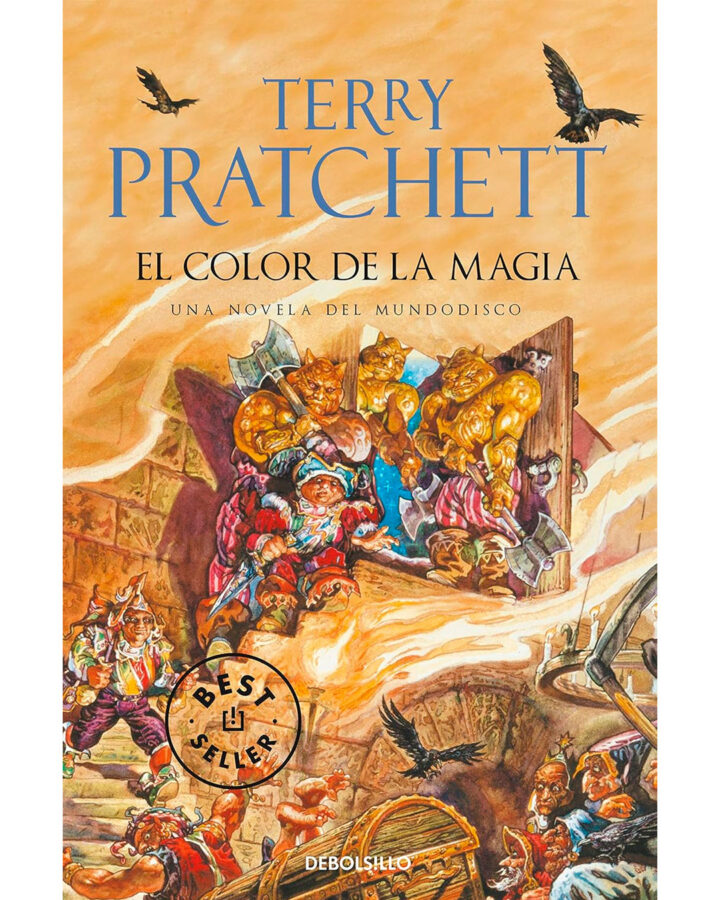 Portada del libro Saga de Mundodisco, de Terry Pratchett. La portada muestra una ilustración de estilo fantástica de unos trolls con hachas en las manos, entrando a una caverna en la que se encuentran unos enanos, moviendo unos cofres de madera.