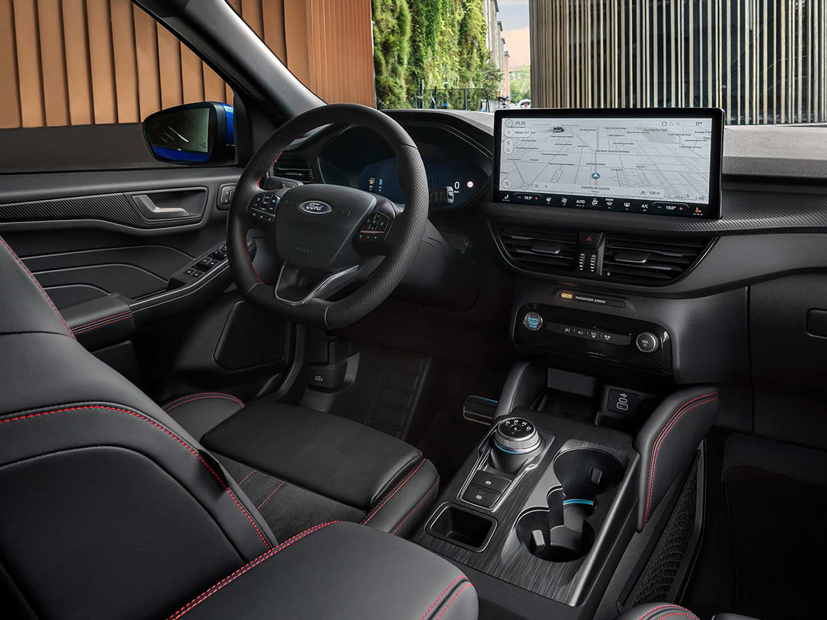 Interior del Ford Kuga AWD: tecnología y eficiencia para todos los terrenos