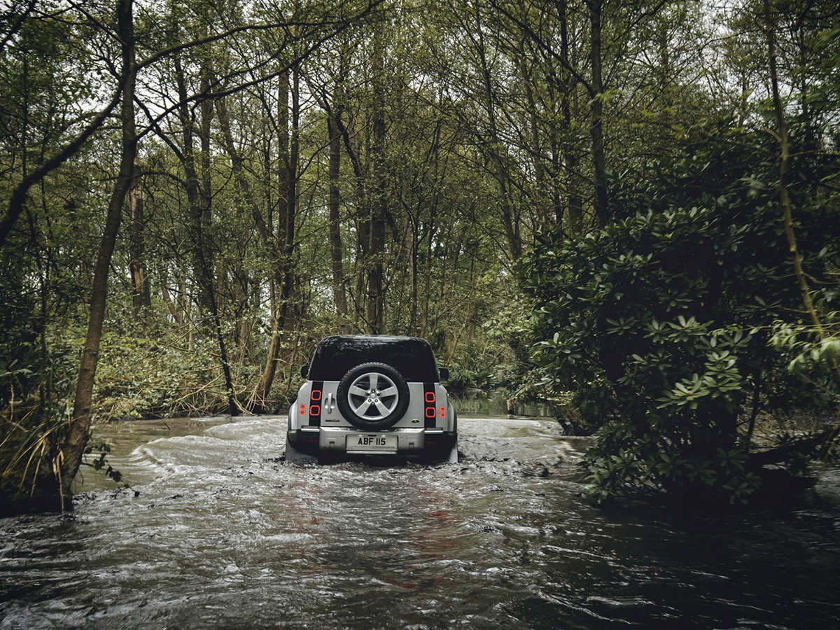 Fotografía del Land Rover Defender 110 cruzando un río