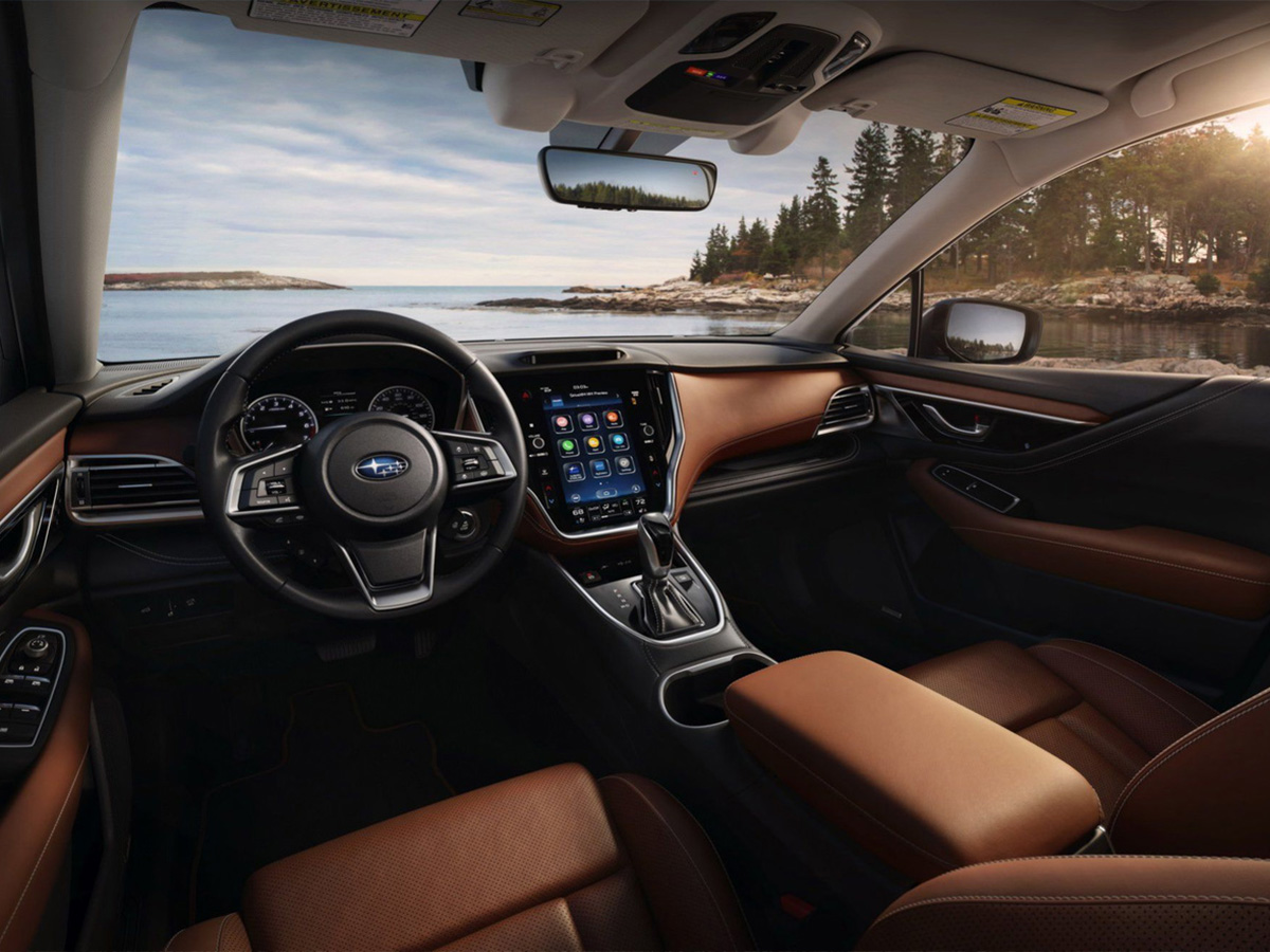 Interior del coche Subaru Outback en el que se aprecio el volante y los asientos tapizados en piel marrón.