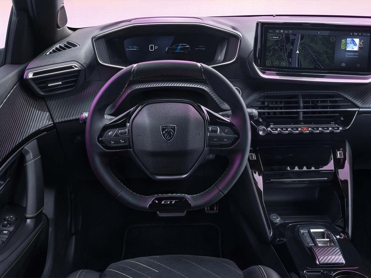 Asiento del conductor y volante del Peugeot 2008 Hybrid 