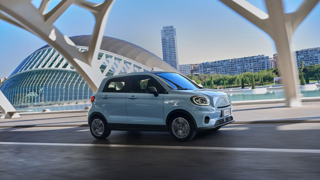 LeapMotor T03 circulando por la ciudad, imagen para ilustrar un artículo de los mejores coches para empezar a conducir