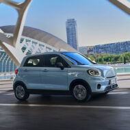 Los 5 mejores coches para empezar a conducir en 2025 LeapMotor T03 circulando por la ciudad, imagen para ilustrar un artículo de los mejores coches para empezar a conducir