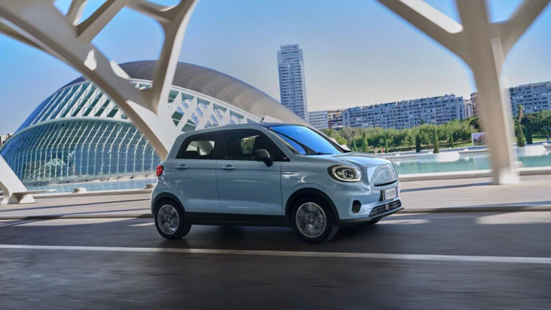 LeapMotor T03 circulando por la ciudad, imagen para ilustrar un artículo de los mejores coches para empezar a conducir