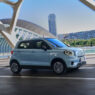 LeapMotor T03 circulando por la ciudad, imagen para ilustrar un artículo de los mejores coches para empezar a conducir